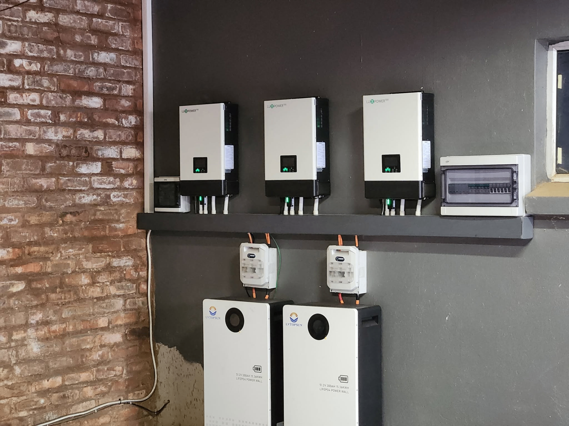 Three-phase inverter and battery storage setup